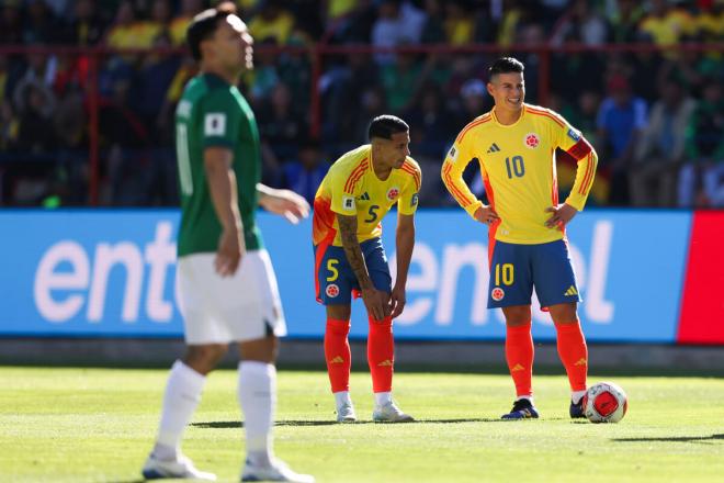 Kevin Castaño y James Rodríguez, durante el Bolivia-Colombia (Foto: EFE).