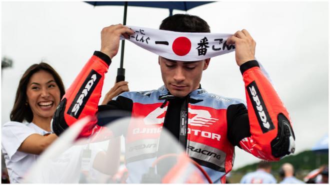 Manu González luciendo un 'hachimaki'. (Fuente: @18ManuGonzalez)