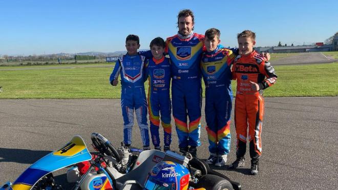 Fernando Alonso, con los pilotos del futuro (Instagram)