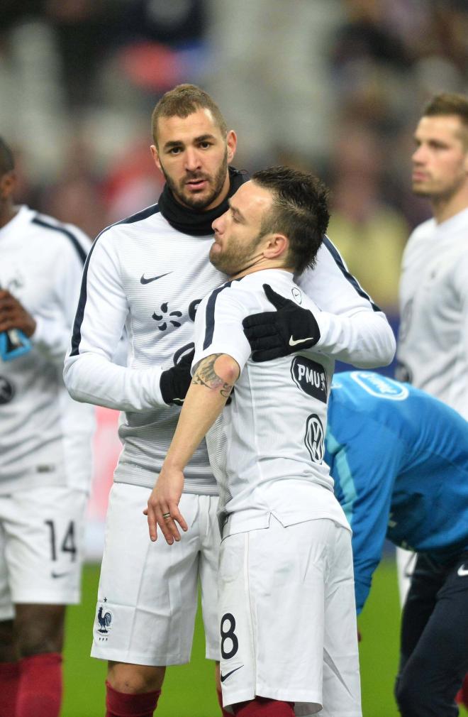 Benzema abrazando a Valbuena en Francia (Cordon Press)