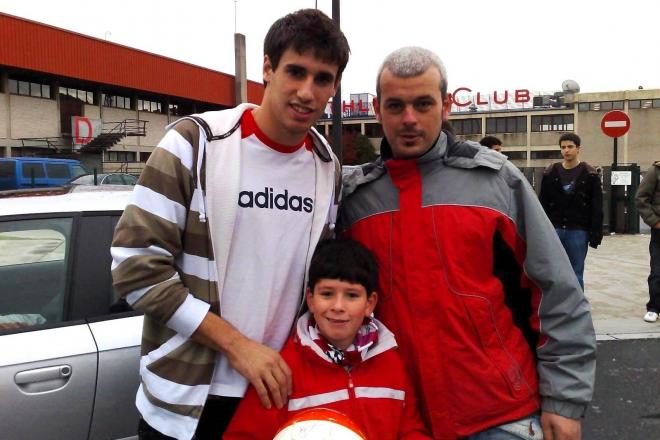 El jugador del Athletic Club Javi Martínez, años atrás con el ahora periodista Imanol Vilella en las instalaciones de Lezama.