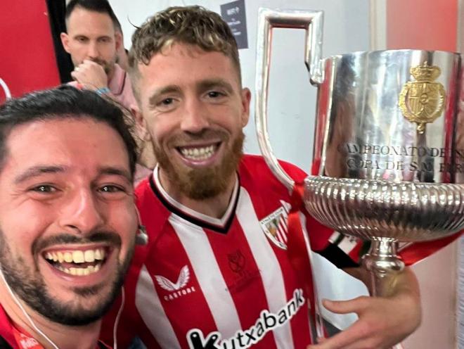 El capitán del Athletic Club  Iker Muniain junto con el periodista de Onda Vasca Imanol Vilella tras ganar la Copa en Sevilla en abril de 2024.