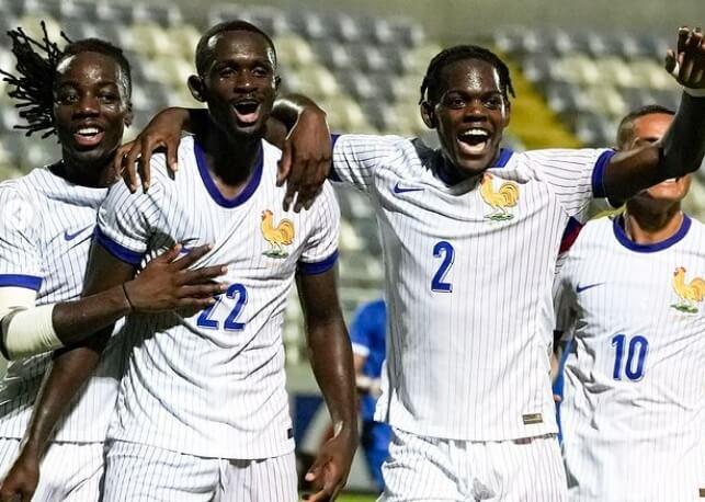 Tanguy Nianzou celebra su gol con sus compañeros (foto: Selección de Francia).