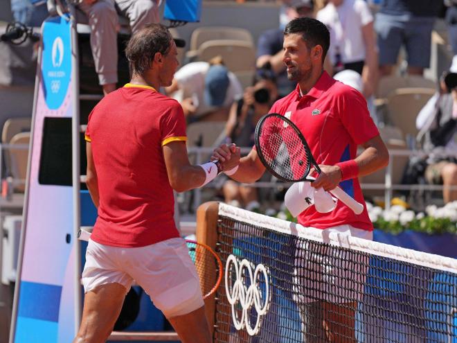 Rafa Nadal y Novak Djokovic se saludan después de un partido (Foto: Cordon Press).