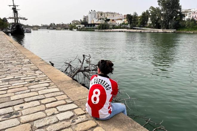 El periodista Imanol Vilella, relajado en Sevilla con una camiseta retro de Julen Guerrero.