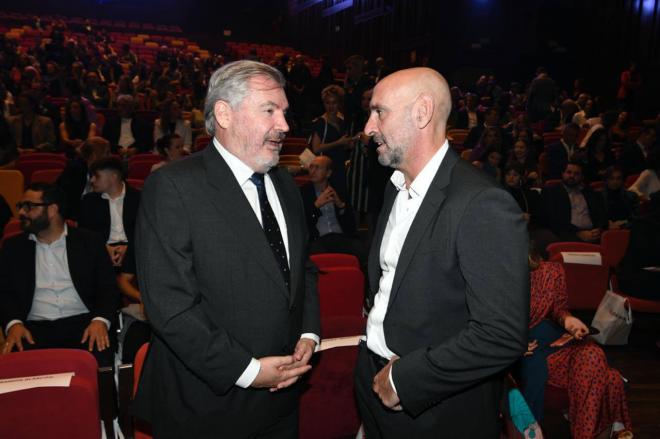 Manuel Vizcaíno y Monchi, en la Gala Desmarcadas 2024 (Foto: Kiko Hurtado)