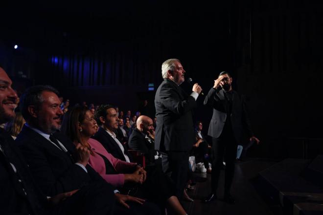 Manuel Vizcaíno le hace una pregunta a Mónica Marchante (Foto: Kiko Hurtado)