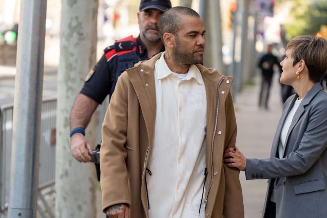 Dani Alves en su llegada a la Audiencia de Barcelona (Foto: Cordon Press)