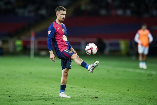 Marc Casadó jugando con el Barça (Foto: Cordon Press).