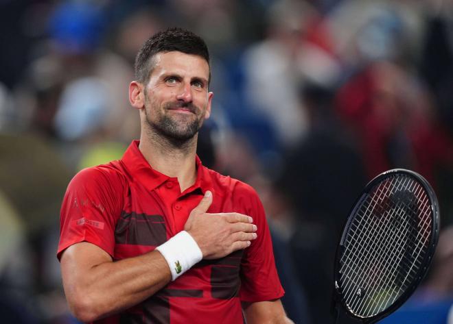 Rafa Nadal y Novak Djokovic se saludan después de un partido (Foto: Cordon Press).