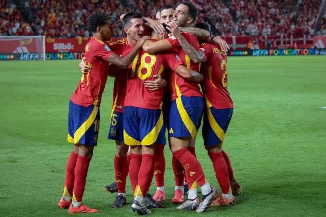 España celebrando el gol de Martin Zubimendi ante Dinamarca en la Nations League (Foto: EFE).