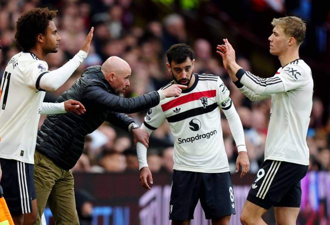 Ten Hag dando instrucciones a Bruno Fernandes durante el Aston Villa-Manchester United (Foto: Cordo