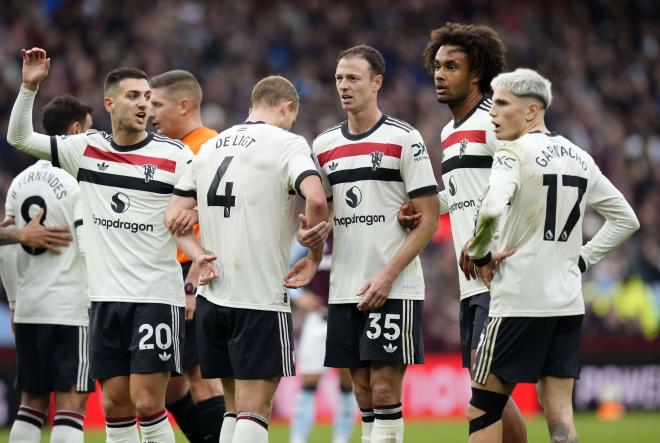 Los jugadores del Manchester United durante el partido contra el Aston Villa (Foto: Cordon Press).