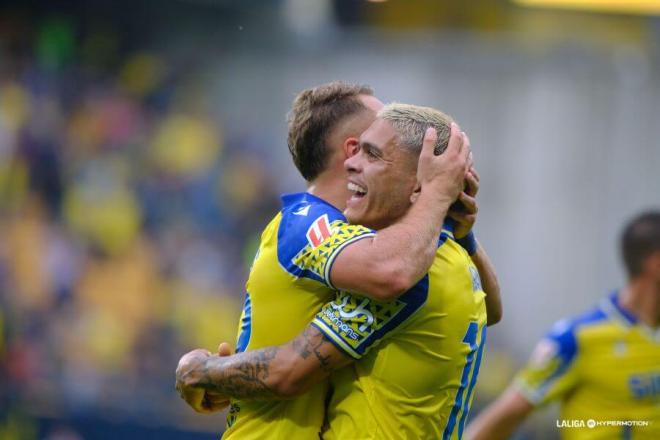 Ocampo abraza a Ontiveros en uno de sus goles (Foto: LALIGA).