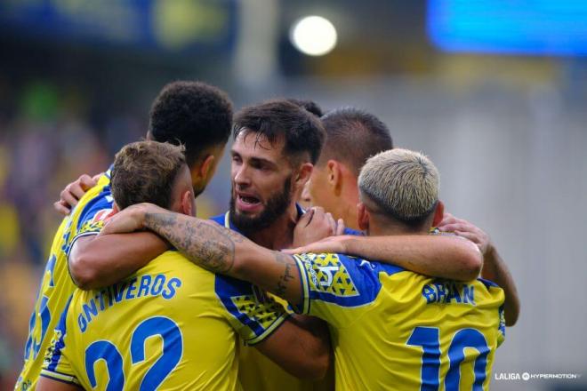 Los jugadores del Cádiz celebran uno de los goles ante el Málaga (Foto: LaLiga).