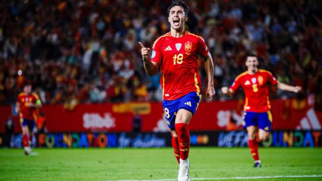 Martín Zubimendi celebrando el gol contra Dinamarca (Foto: @SEFutbol)