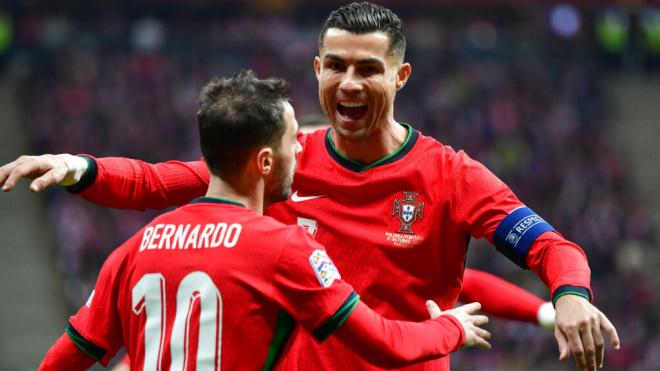 Cristiano Ronaldo y Bruno Fernandes celebran un gol de Portugal (Foto: Cordon Press)