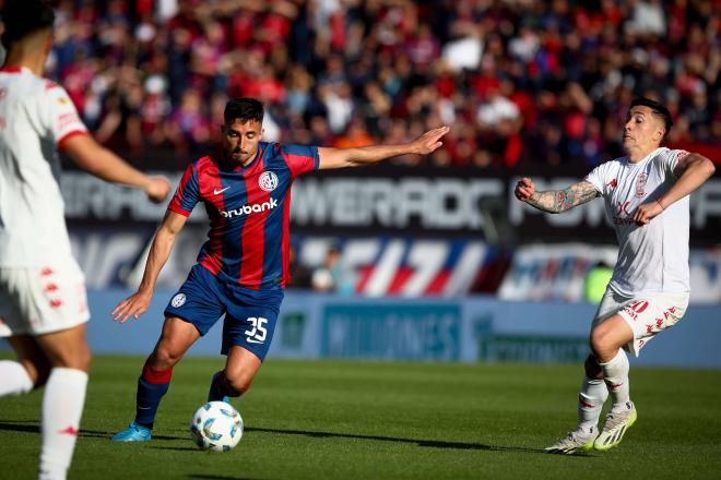 Gonzalo Luján centra un balón en un partido de San Lorenzo (Foto: Cordon Press).