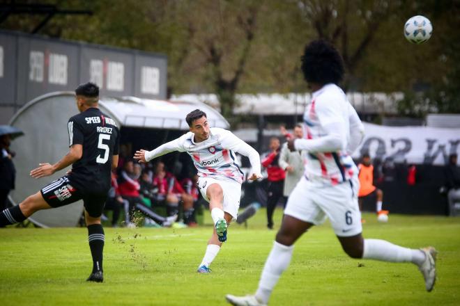 Gonzalo Luján centra un balón en un partido de San Lorenzo (Foto: Cordon Press).