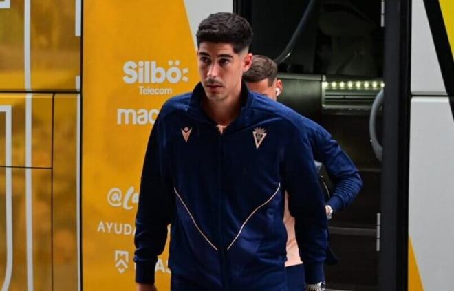 Carlos Fernández, titular este partido, llegando al estadio (Foto: Cádiz CF).