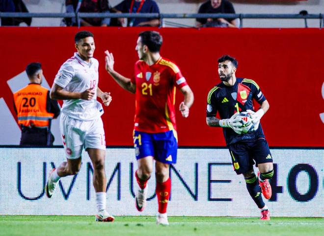 David Raya detiene un balón en el España-Dinamarca (Foto: SE).