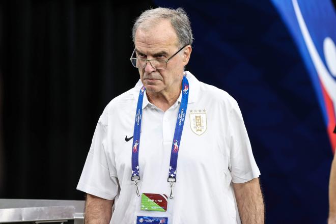 Marcelo Bielsa, durante un partido de Uruguay (Foto: Cordon Press).