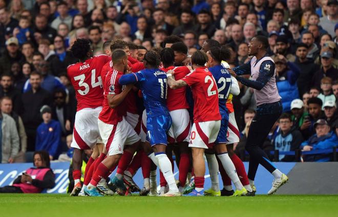 Pelea entre los jugadores de Nottingham Forest y Chelsea (Foto: Cordon Press).