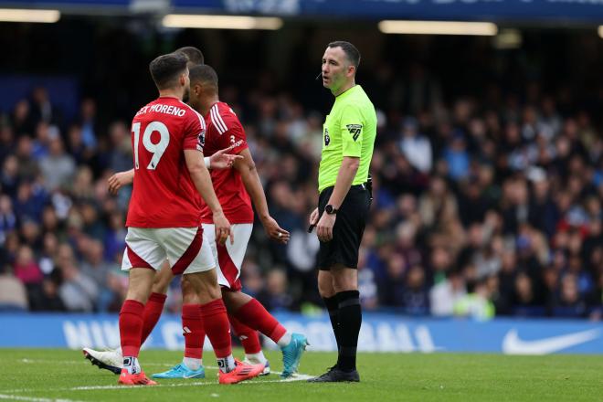 Los jugadores del Nottingham Forest protestan al árbitro (Foto: Cordon Press).