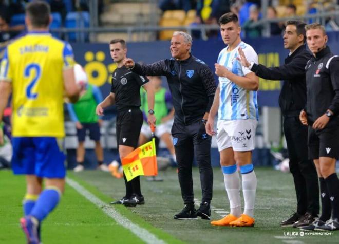 Pellicer, dando instrucciones en el Cádiz-Málaga. (Foto: LALIGA)