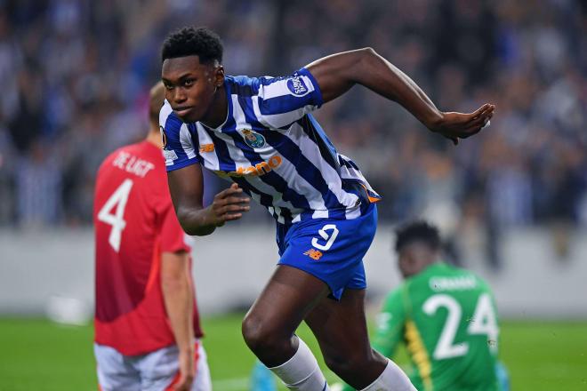 Samu Omorodion celebra un gol con el Oporto en Europa League (Foto: Cordon Press).