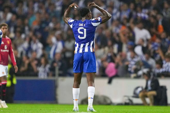 Samu Omorodion celebra un gol con el Oporto en Europa League (Foto: Cordon Press).