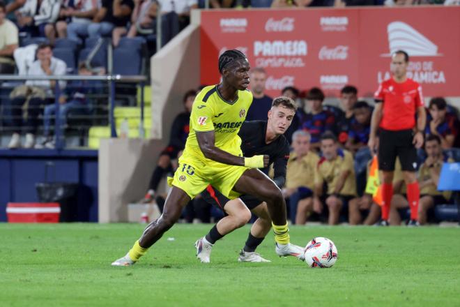 Thierno Barry, ante Marc Casadó en el Villarreal-Barça (Foto: Cordon Press).