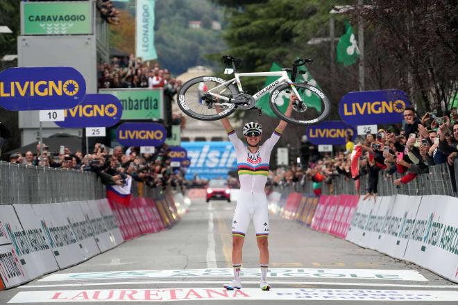 Tadej Pogacar celebra su victoria en Il Lombardía (Foto: Cordon Press).