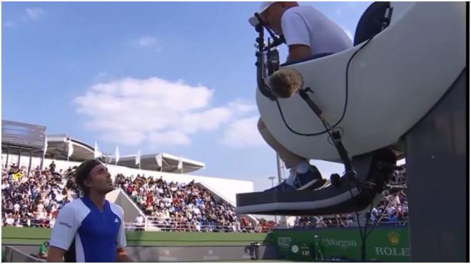 Tsitsipas discutiendo con el juez de silla (Captura Tennis TV)