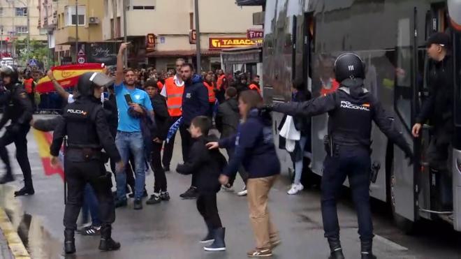 Llegada de aficionados al Nuevo Mirandilla, escoltados por la policía.