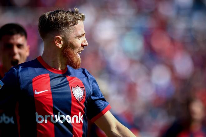 Iker Muniain, en un partido con San Lorenzo (Foto: Cordon Press).