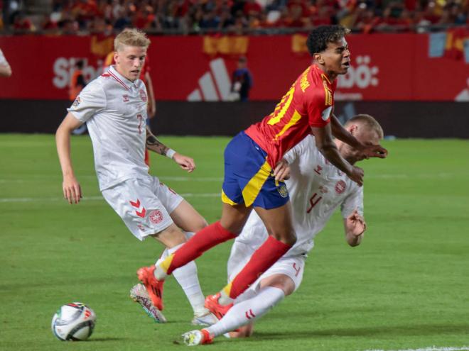 Lamine Yamal, recibiendo una entrada con la Selección Española (Foto: EFE).