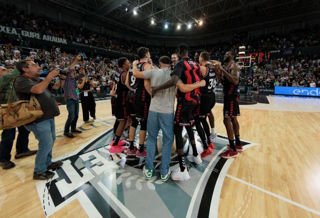 La alegría de cada triunfo del Surne Bilbao Basket ante su Marea Negra en Miribilla (acb Photo/A.Arrizabalaga).