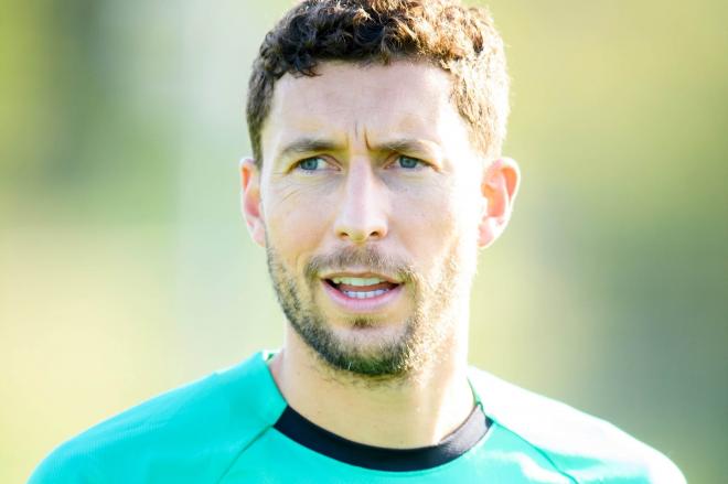 El capitán, Oscar de Marcos, concentrado en la tarea en las instalaciones de Lezama (Foto: Athletic Club).