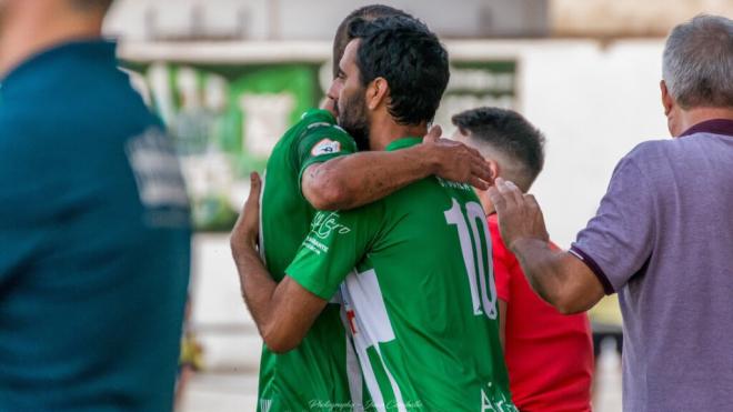 Dani Güiza en un partido con el Sanluqueño (Foto: @unascensoa2B)