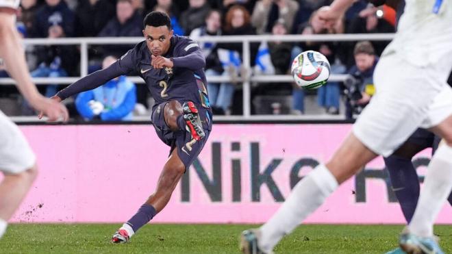 Trent Alexander-Arnold lanzando una falta con Inglaterra (Foto: Cordon Press).