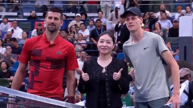 Novak Djokovic y Jannik Sinner en la final del ATP Masters 1000 Shanghái 2024 (@atptour)