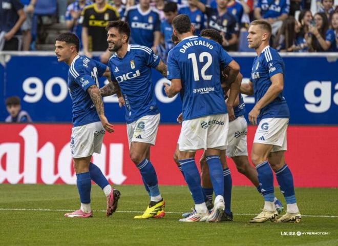 Los jugadores del Real Oviedo celebran uno de los goles ante el Almería (Foto: LaLiga).