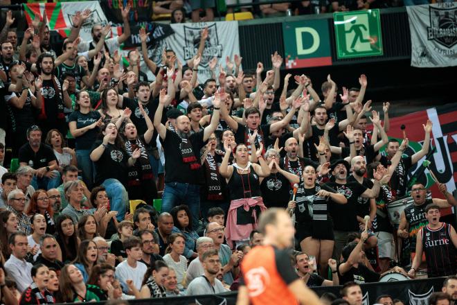 La Marea Negra del Surne Bilbao Basket (acb Photo/A.Arrizabalaga).