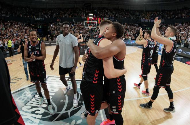 El abrazo tras batir al Real Madrid el Bilbao Basket (acb Photo/A.Arrizabalaga).