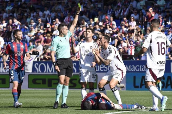 Jugadores de Albacete y Huesca protestan una tarjeta a Cid Camacho (Foto: LALIGA).