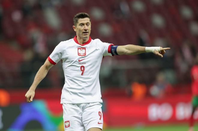 Robert Lewandowski da instrucciones durante el Polonia-Portugal (Foto: Cordon Press).