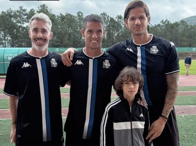 Luisinho, Salomao y Zé Castro con la camiseta del Dépor (Foto: @salomaorbl - Instagram).