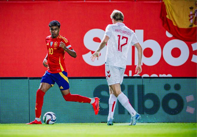 Lamine Yamal, ante Kristiansen en el España-Dinamarca (Foto: Cordon Press).