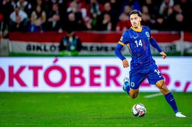 Tijani Reijnders conduce el balón con los Países Bajos (Foto: Cordon Press).